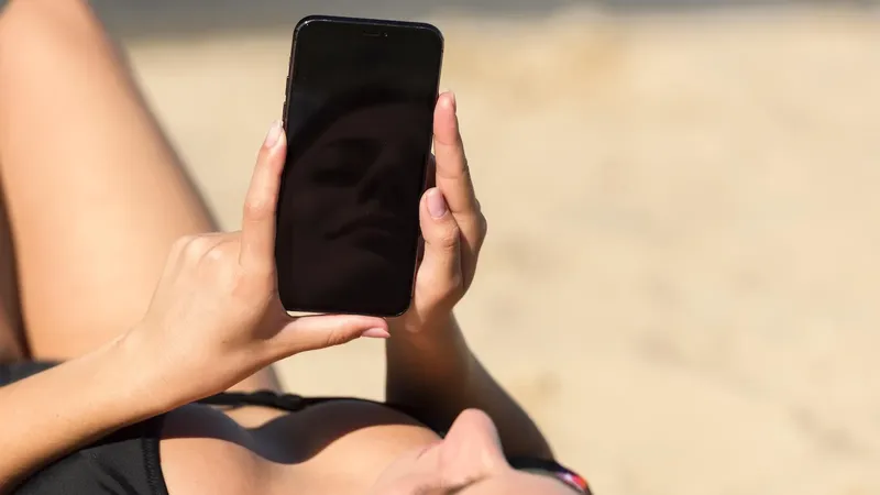 Cuidado en verano: esto es lo que debes hacer cuando tu móvil te avisa de que está muy caliente