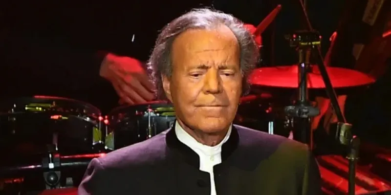 Julio Iglesias enfrentará millonaria demanda en una corte de Miami