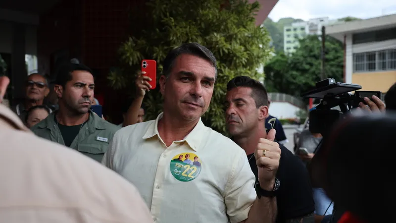 El primer mensaje de Flávio Bolsonaro, líder de la primera vuelta en Brasil