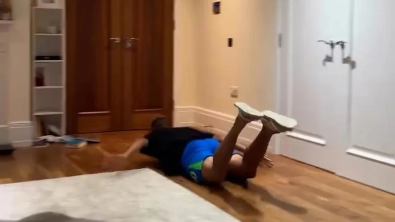 La intensa celebración de un delantero brasileño tras el gol de España a Argentina (VIDEO)