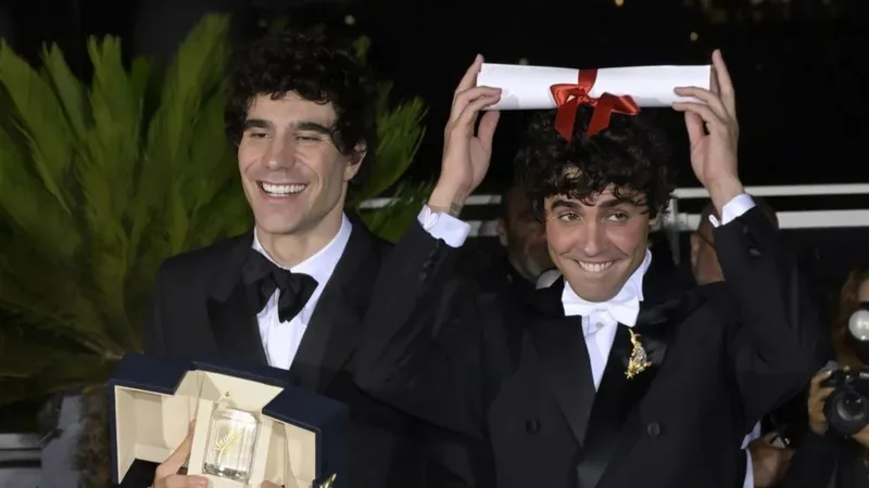 La nueva serie de Los Javis que recuerda al momento viral de las vecinas de Valencia: "Una historia de odio tan intensa como una de amor"