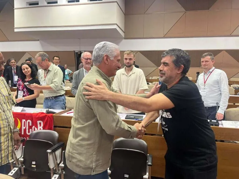 Valoran encuentro de líderes comunistas de Cuba y Uruguay