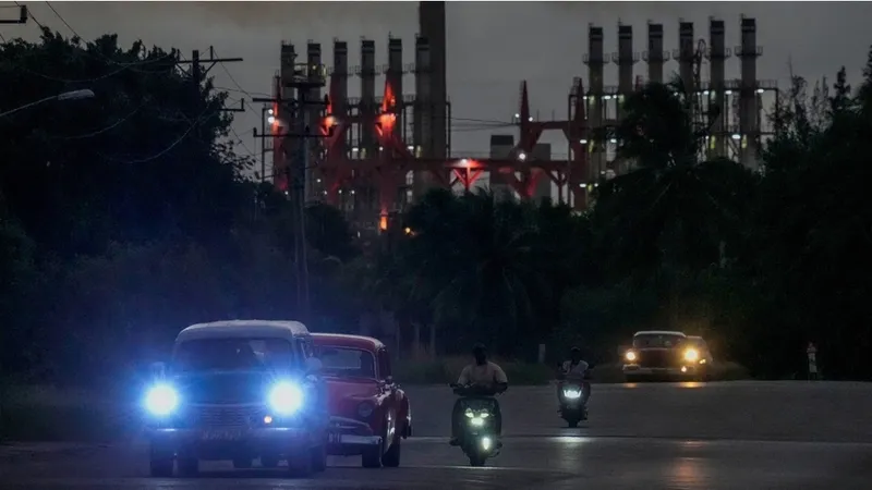 Una “oscilación en las líneas de transmisión” deja sin electricidad al oriente de Cuba