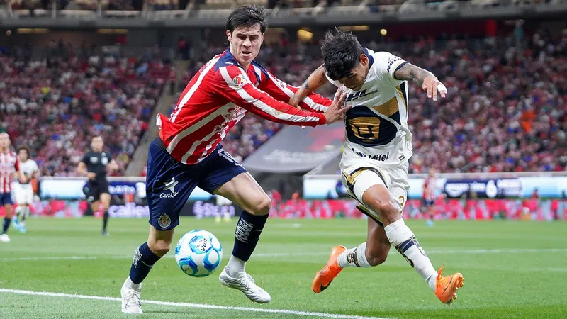 Es oficial, Chivas y Pumas intercambian marcas de jerseys