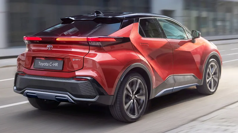 Espera vender 5.000.000 de coches híbridos pero Toyota trabaja en baterías más baratas y eficientes porque teme a China