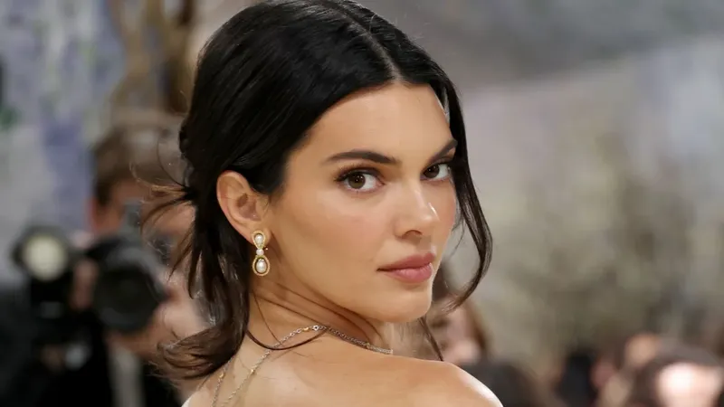 Kendall Jenner aterriza en Venecia con un accesorio muy especial