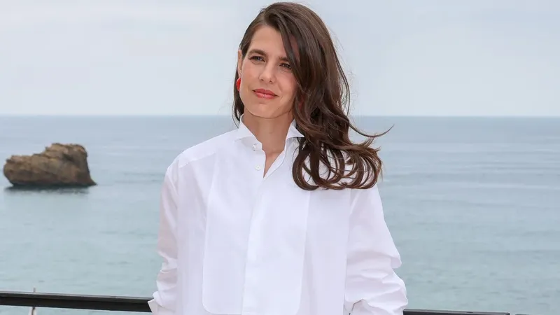 La guía definitiva para usar camisa blanca este 2026 inspirada en 'royals' y celebridades