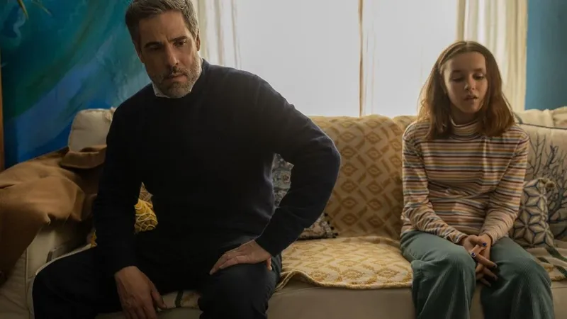 'La ventana abierta': suspense, amor y sombras en la costa andaluza con Unax Ugalde