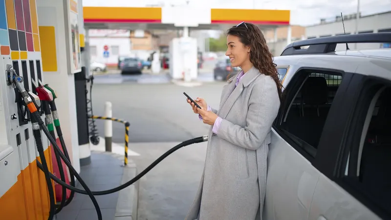 Con la gasolina en máximos históricos, te enseño a replicar la nueva función de Google Maps para ahorrar dinero