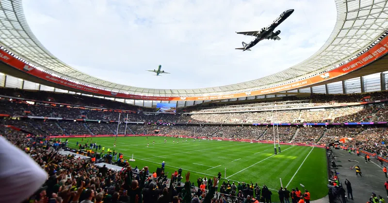Airlink defiende vuelo que pasó a solo 15 metros de un estadio durante partido de rugby en Sudáfrica