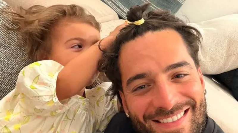 Maluma se convierte en el muñeco de su hija Paris y termina con un peinado muy original