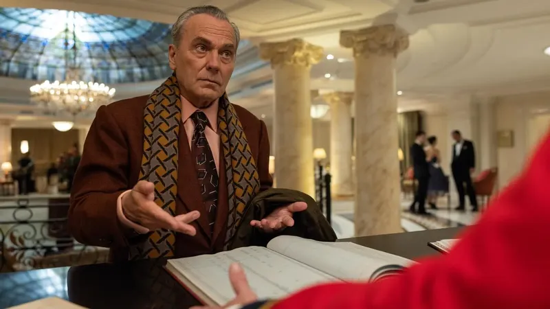 Arturo Pérez-Reverte se rinde a la nueva serie de Netflix que llega el viernes: es un thriller “Ideal para el fin de semana”