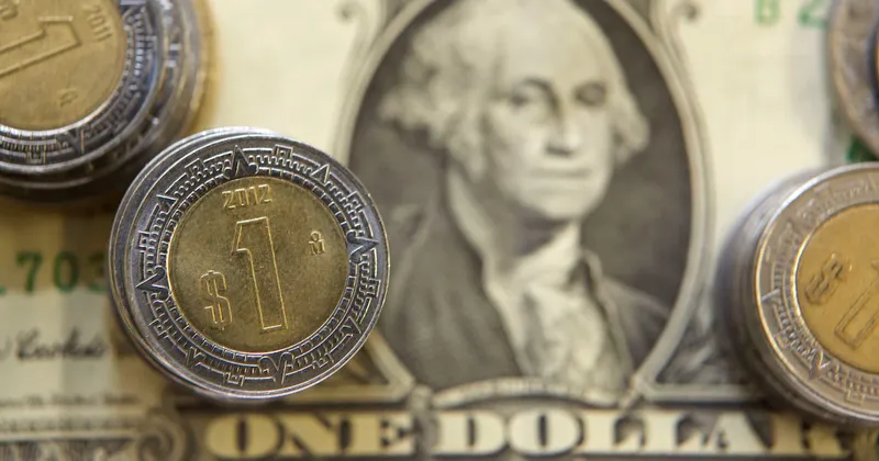 Peso mexicano pierde terreno frente al dólar: ¿qué pasará si Banxico vuelve a recortar la tasa?