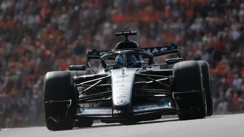 Russell logra la pole sprint y un contratiempo frena a Alonso