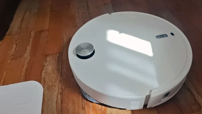 La limpieza de tu suelo tiene nuevo dueño: este robot aspirador potente, viene con base de vaciado y un diseño delgado revolucionario