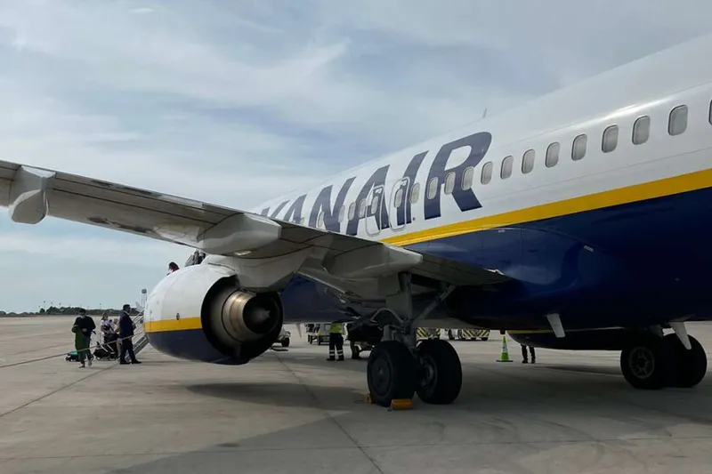 Ryanair impide en Madrid subir al avión a una pareja por grabar con el móvil en la puerta de embarque