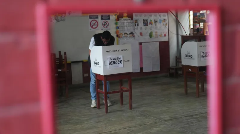 Cierran las urnas de votación tras segunda vuelta electoral presidencial en Perú
