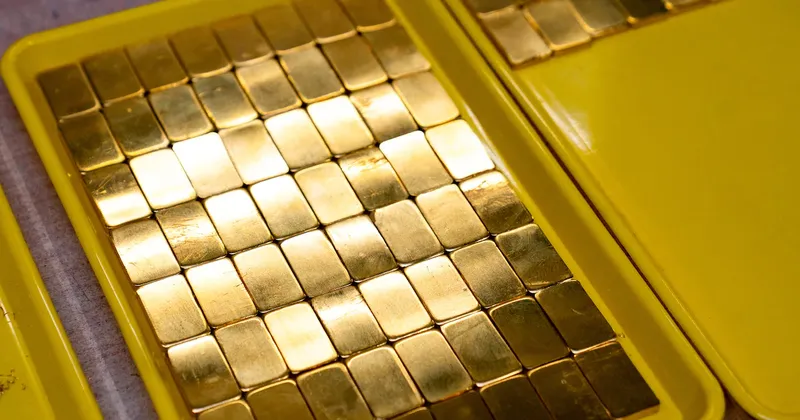 El oro cae tras declaraciones de Trump sobre Irán y expectativas de tasas más altas