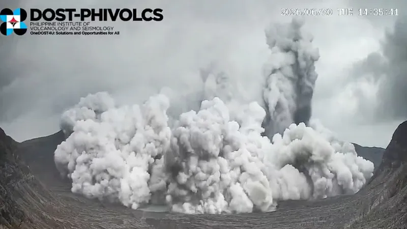 VIDEO: Impactantes imágenes de erupción de volcán en Filipinas