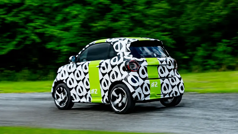 Smart ya prueba el coche con el que quiere volver a sus orígenes: París será el escaparate de su regreso