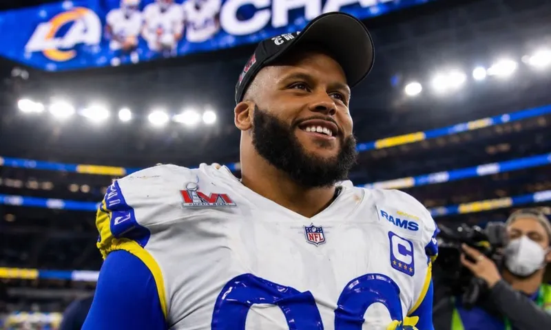 Aaron Donald deja el retiro y regresa a los Rams