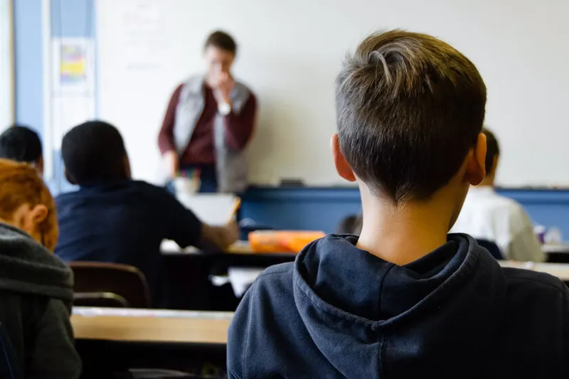 El 86% de la Generación Alfa usa IA para estudiar. El informe PISA ha encontrado el punto en el que empieza a explotarles en la cara