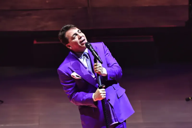 Cristian Castro celebra su graduación de preparatoria a los 51 años junto a Verónica Castro