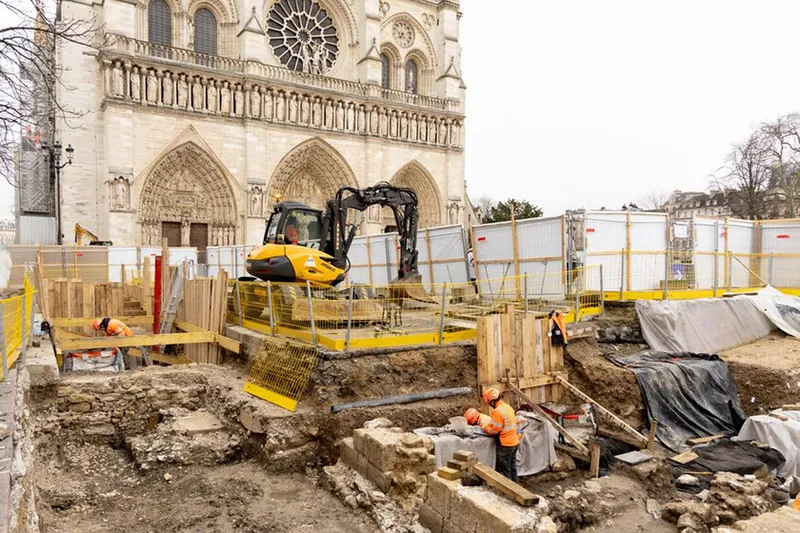 En 1965, la ciudad de París decidió construir un aparcamiento subterráneo en Notre-Dame. Hasta que chocaron con las ruinas del Imperio Romano
