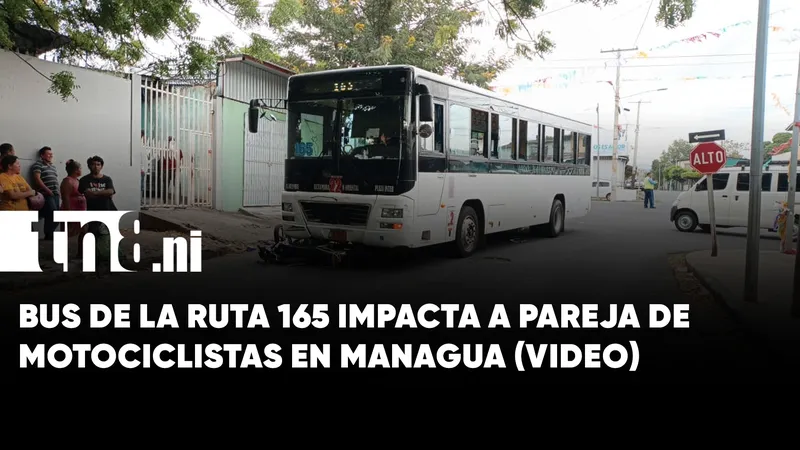 ¡Impacto quedó en cámaras! Bus de la 165 choca contra pareja de motociclistas en...