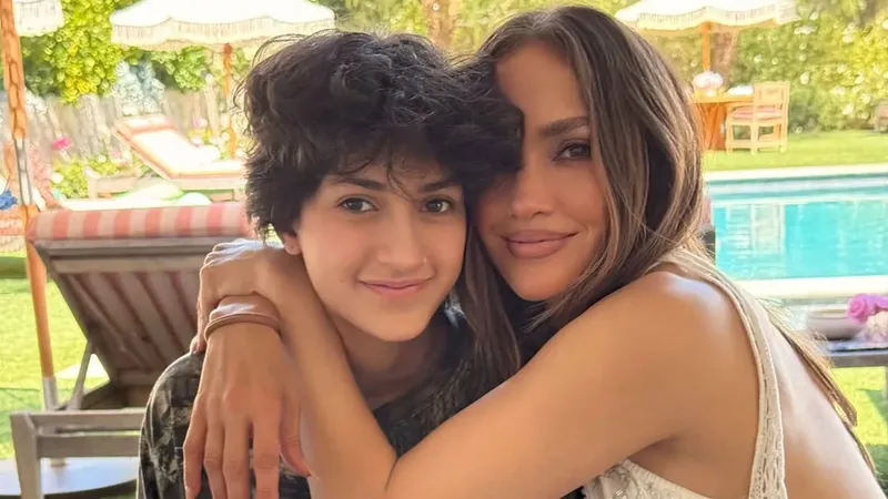Jennifer Lopez celebra la graduación de Emme y vive un momento inolvidable como mamá