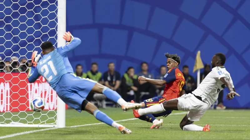 El aura de Lamine Yamal y los goles de Oyarzabal levantan a España