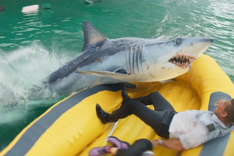 Los tiburones cabreados de Renny Harlin quieren un bocado de la fortuna de 'Spider-Man'. Lo mejor y lo peor de los estrenos de cine