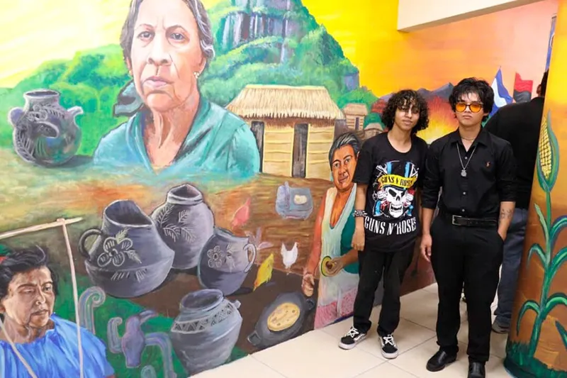 Develan mural en homenaje a Margarita Calderón