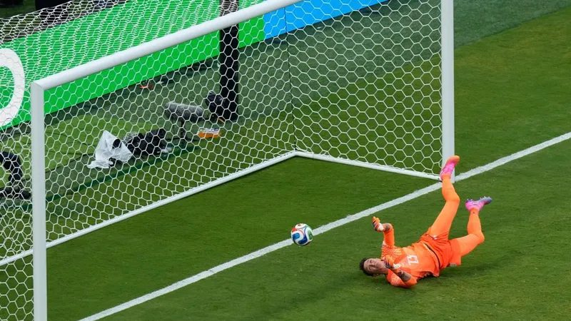 ¡Bielsa cambia a Muslera tras su error en el gol de Baena!