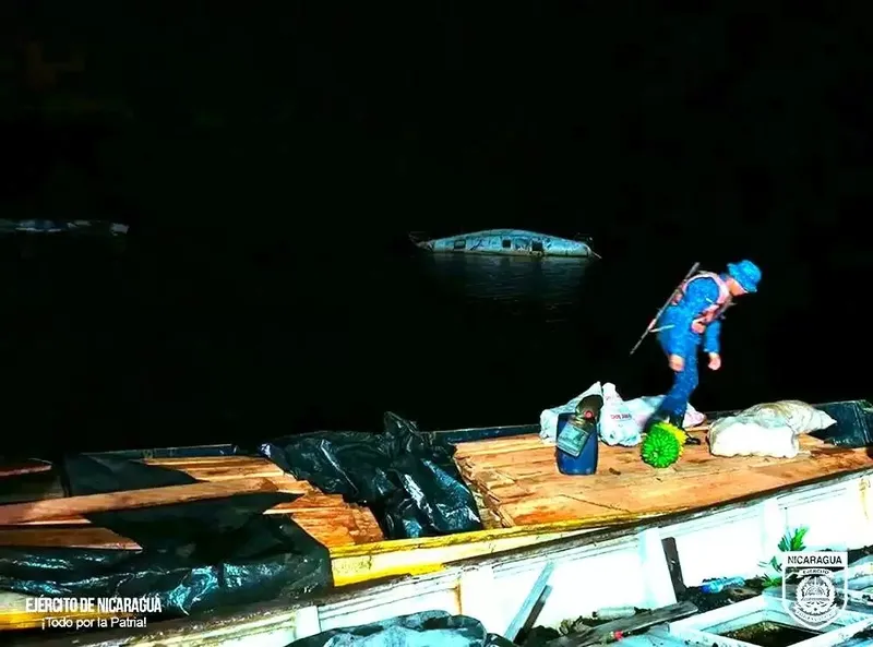 Fuerza Naval retiene a 5 personas con 12 paquetes de cocaína en el Caribe Sur