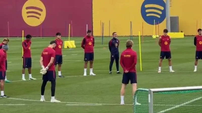 Minuto de silencio en el entrenamiento del Barça por las víctimas de Toledo