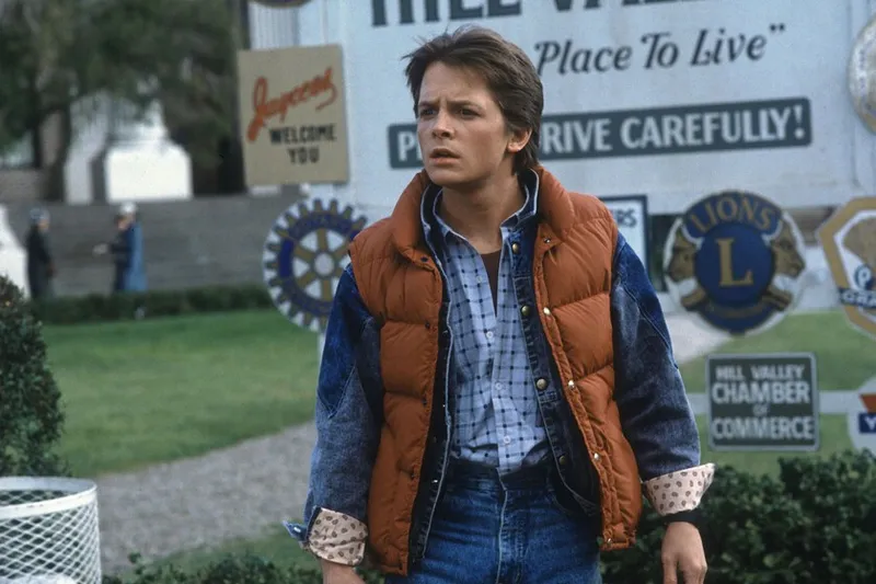 Bob Gale desvela cómo y por qué surgió la idea de que Marty McFly llevase su mítico chaleco rojo en Regreso al Futuro