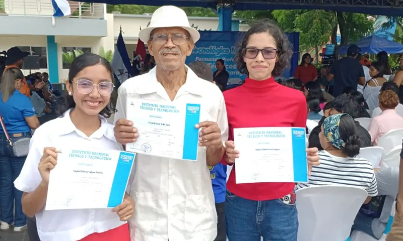 Estudiantes concluyen su formación en el Centro José Coronel Urtecho