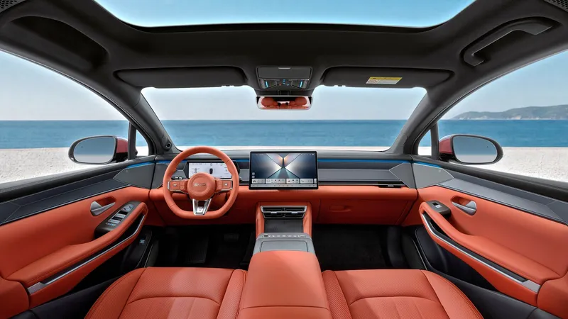 1.960 litros de maletero, 653 km de autonomía y carga en 9 minutos: BYD confirma la llegada del Atto 8, un nuevo SUV eléctrico, a España