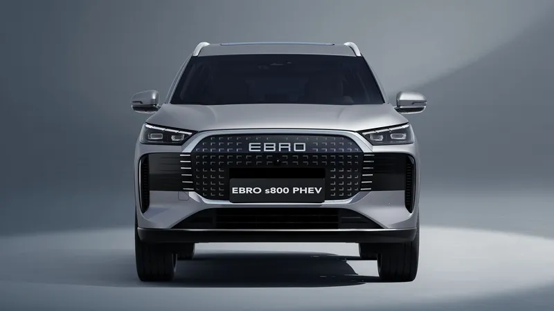 1.100 km de autonomía: el EBRO s800 PHEV recibe un lavado de cara para seguir siendo uno de los mejores híbridos del mercado