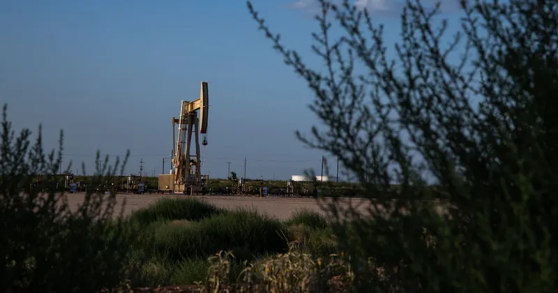 Petróleo se acerca a máximos de dos semanas por la tensión en el estrecho de Ormuz