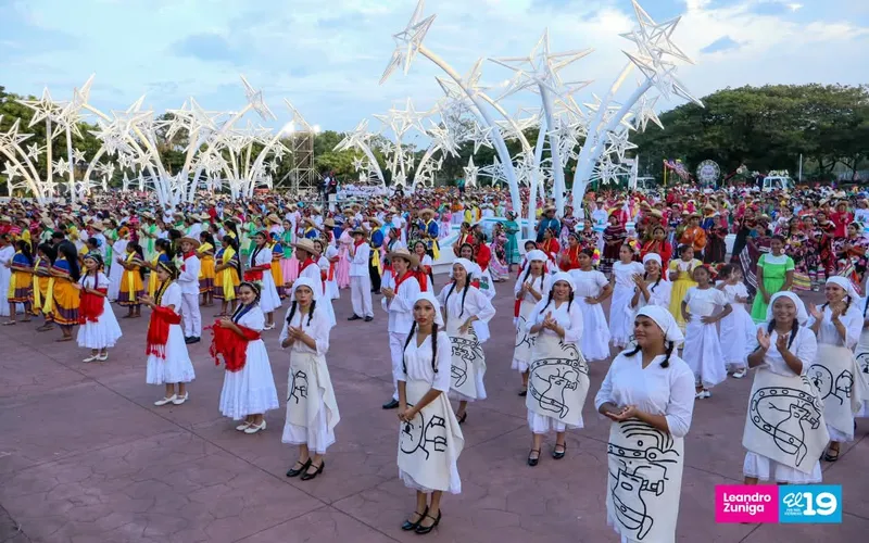 Se celebra El Gran Baile del Huipil