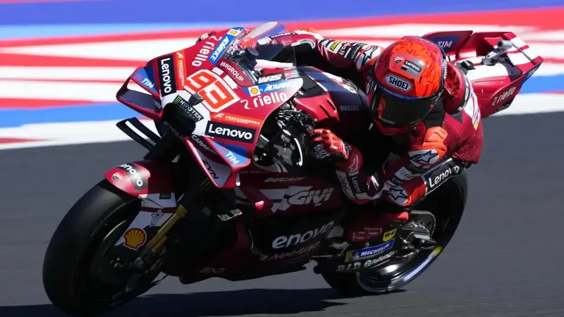 Un genial Marc Márquez vuelve a jugar con Bezzecchi y se lleva el sprint de Misano