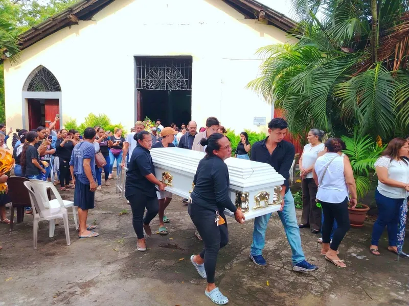Familiares y amigos dan el último adiós a La Pajarita Chinandegana