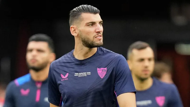 El futbolista español Rafa Mir fue condenado a 8,5 años de cárcel por violación