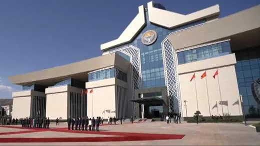 Xi Jinping asiste a ceremonia de bienvenida organizada por presidente kirguís
