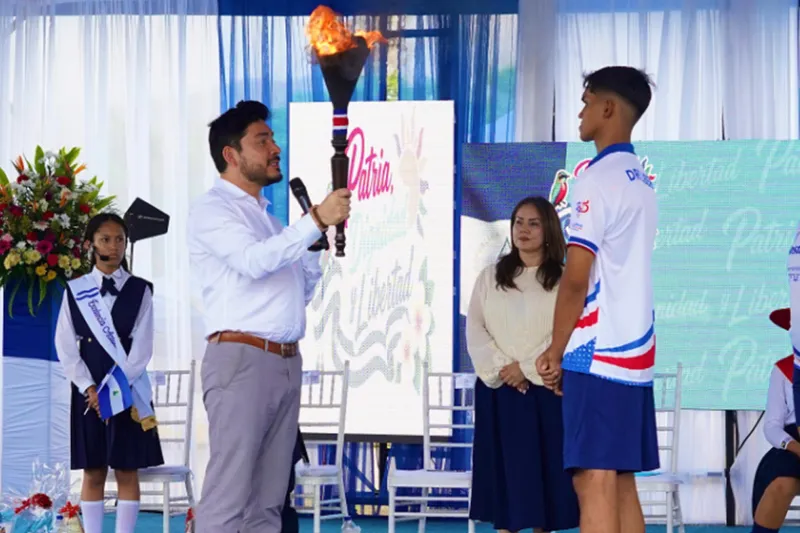 Una llama que une a Nicaragua y Costa Rica, Antorcha continúa su recorrido por la región