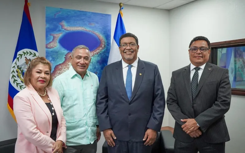 Con Primer Ministro de Belice