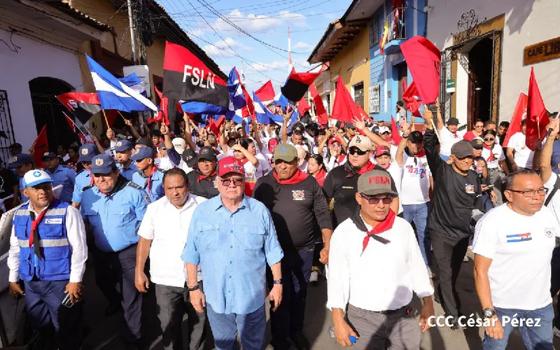 Pueblo de León camina victorioso rememorando la liberación del Fortín de Acosasco