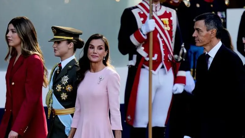 "¡Traidor!": Sánchez recibe abucheos e insultos durante el desfile del 12-O en Madrid